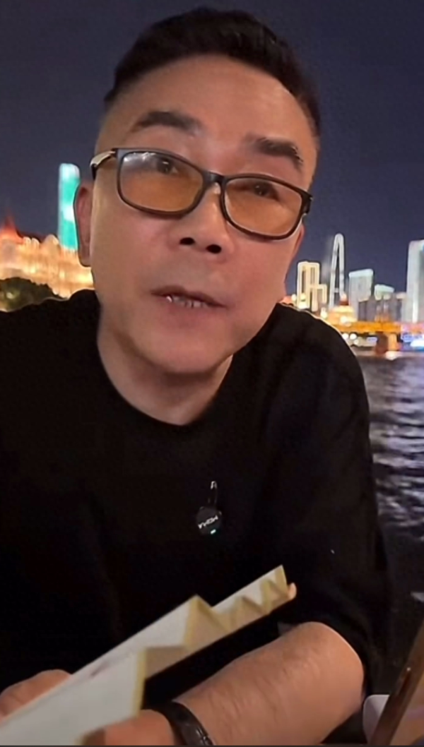 股牛配 杨少华儿子杨议直播谈父亲遗产分配：有四个亿，哥四个一人一亿